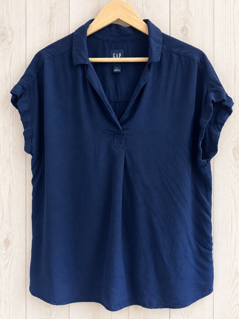 Gap Navy Shortsleeve V-Neck Relaxed Fit L
